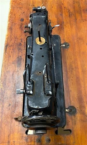 Vintage Pfaff 138-6 Industrial Zig Zag Sewing Machine w/Table, Clutch Motor