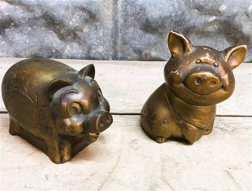 Art & Collectibles > Collectibles > Figurines & Knick Knacks - 2 Piggy Banks, Salesman Sample, Doorstep Toy Coin Money Arc...