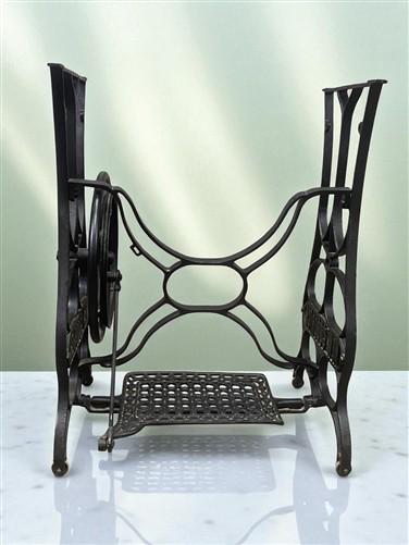 Craft Supplies & Tools > Tools & Equipment > Equipment & Machines > Sewing & Needlework Machines > Sewing Machines - Tread...