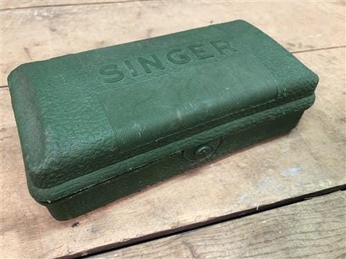 Craft Supplies & Tools > Tools & Equipment > Equipment & Machines > Sewing & Needlework Machines - Singer Buttonholer 1605...
