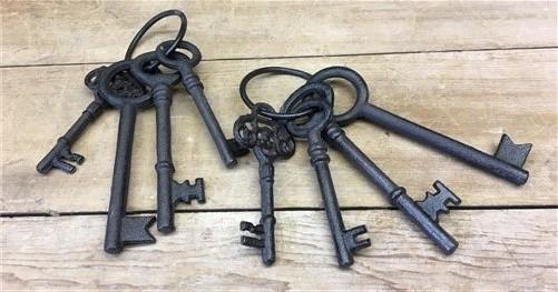 2 Rings 4 Rustic Skeleton Keys, Victorian Cast Iron Skeleton Key Wall Decor,