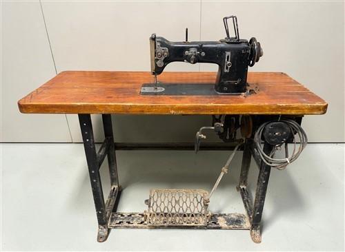 Vintage Pfaff 138-6 Industrial Zig Zag Sewing Machine w/Table, Clutch Motor