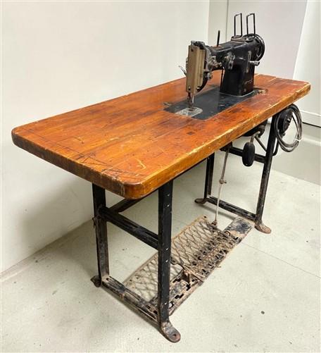 Vintage Pfaff 138-6 Industrial Zig Zag Sewing Machine w/Table, Clutch Motor