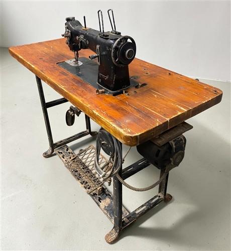 Vintage Pfaff 138-6 Industrial Zig Zag Sewing Machine w/Table, Clutch Motor