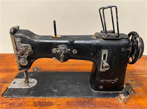 Vintage Pfaff 138-6 Industrial Zig Zag Sewing Machine w/Table, Clutch Motor