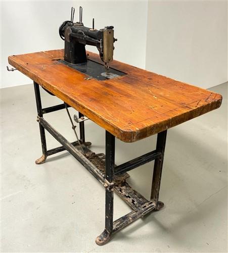 Vintage Pfaff 138-6 Industrial Zig Zag Sewing Machine w/Table, Clutch Motor