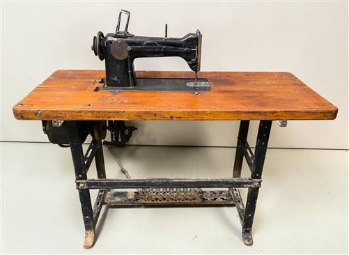 Vintage Pfaff 138-6 Industrial Zig Zag Sewing Machine w/Table, Clutch Motor