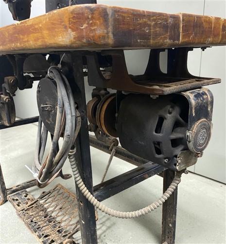 Vintage Pfaff 138-6 Industrial Zig Zag Sewing Machine w/Table, Clutch Motor