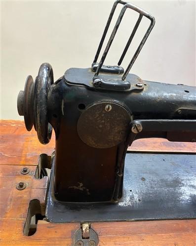 Vintage Pfaff 138-6 Industrial Zig Zag Sewing Machine w/Table, Clutch Motor