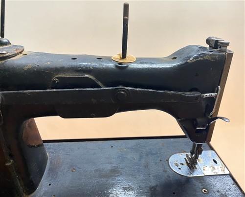 Vintage Pfaff 138-6 Industrial Zig Zag Sewing Machine w/Table, Clutch Motor
