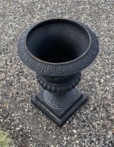 17" Tall Cast Iron Fluted Urn, Flower Pot Planter, Garden Patio Yard Art G1