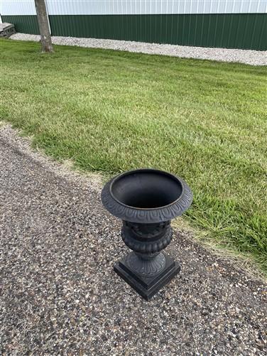17" Tall Cast Iron Fluted Urn, Flower Pot Planter, Garden Patio Yard Art G1