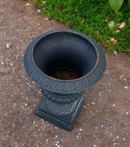 17" Tall Cast Iron Fluted Urn, Flower Pot Planter, Garden Patio Yard Art G1