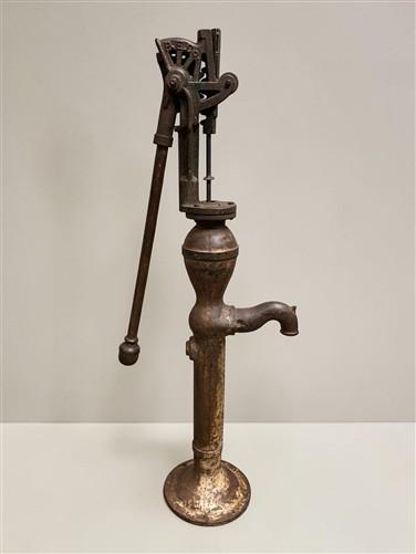 Well Water Pump, Windmill Pitcher Pump, Patel Foundry, Cast Iron Garden Art D1