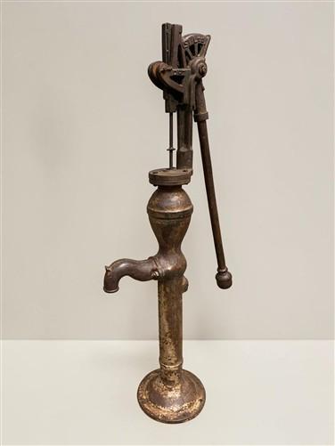 Well Water Pump, Windmill Pitcher Pump, Patel Foundry, Cast Iron Garden Art D1