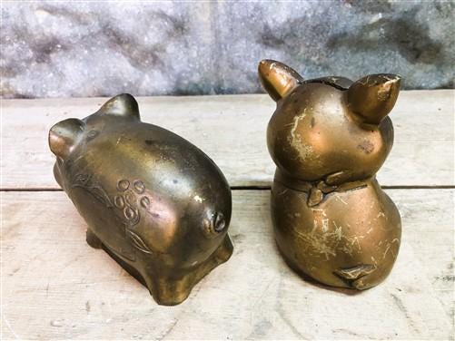 Art & Collectibles > Collectibles > Figurines & Knick Knacks - 2 Piggy Banks, Salesman Sample, Doorstep Toy Coin Money Arc...