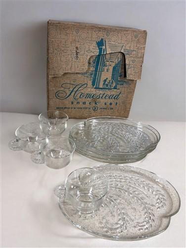 Home & Living > Kitchen & Dining > Dining & Serving - 1950s Homestead Retro Snack Set, 4 Plates 4 Cups Federal Glass, Orig...