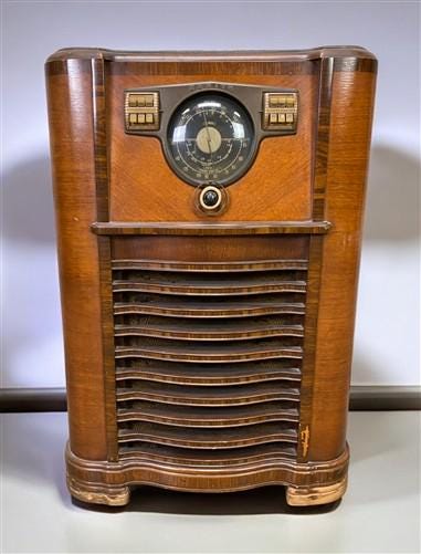 Electronics & Accessories > Audio > Stereos & Home Audio - 1940 Zenith Model 10S464 Radio, Vintage Floor Model, Wooden Cab...