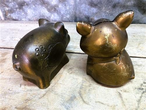 Art & Collectibles > Collectibles > Figurines & Knick Knacks - 2 Piggy Banks, Salesman Sample, Doorstep Toy Coin Money Arc...