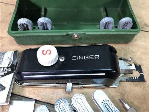 Craft Supplies & Tools > Tools & Equipment > Equipment & Machines > Sewing & Needlework Machines - Singer Buttonholer 1605...