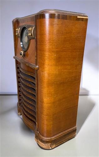 Electronics & Accessories > Audio > Stereos & Home Audio - 1940 Zenith Model 10S464 Radio, Vintage Floor Model, Wooden Cab...