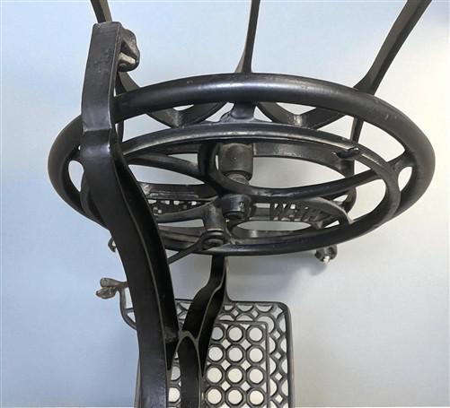 Craft Supplies & Tools > Tools & Equipment > Equipment & Machines > Sewing & Needlework Machines > Sewing Machines - Tread...