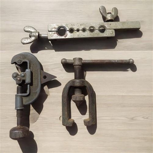 Lot Vintage Machinist Tools, Calipers, Pipe Cutter, Rex 10 Extractors, More