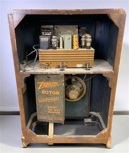 Electronics & Accessories > Audio > Stereos & Home Audio - 1940 Zenith Model 10S464 Radio, Vintage Floor Model, Wooden Cab...