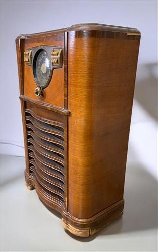 Electronics & Accessories > Audio > Stereos & Home Audio - 1940 Zenith Model 10S464 Radio, Vintage Floor Model, Wooden Cab...