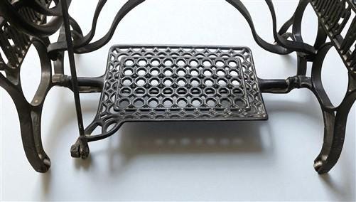 Craft Supplies & Tools > Tools & Equipment > Equipment & Machines > Sewing & Needlework Machines > Sewing Machines - Tread...
