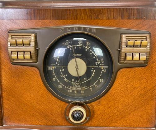 Electronics & Accessories > Audio > Stereos & Home Audio - 1940 Zenith Model 10S464 Radio, Vintage Floor Model, Wooden Cab...